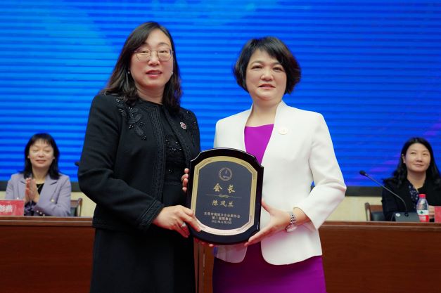 热烈祝贺我司总经理陈凤兰当选新一届南城女企业家协会会长！(图2)
