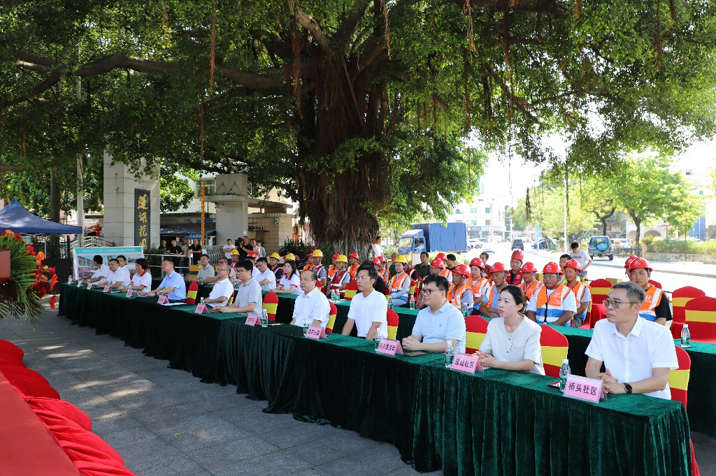 携手央企,共绘“百千万工程”新画卷 | 东莞建工集团助力桥头镇工业路房屋外立面提升样板项目开工仪式圆满举行(图1) 携手央企,共绘“百千万工程”新画卷 | 东莞建工集团助力桥头镇工业路房屋外立面提升样板项目开工仪式圆满举行(图1)