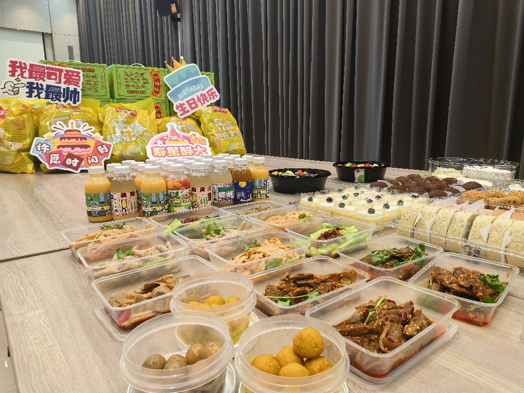 金秋送爽,共庆生辰丨集团第三季度员工生日会(图1) 金秋送爽,共庆生辰丨集团第三季度员工生日会(图1)